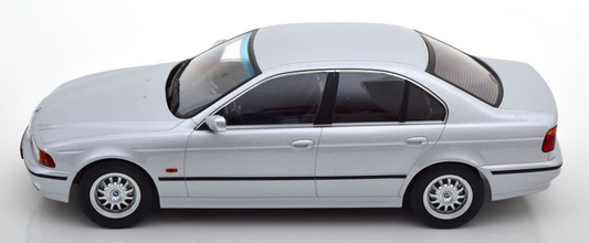 1:18 BMW 530d sedan E39, 1995, sølvmetallic, KK Scale 181051, lukket model, limited