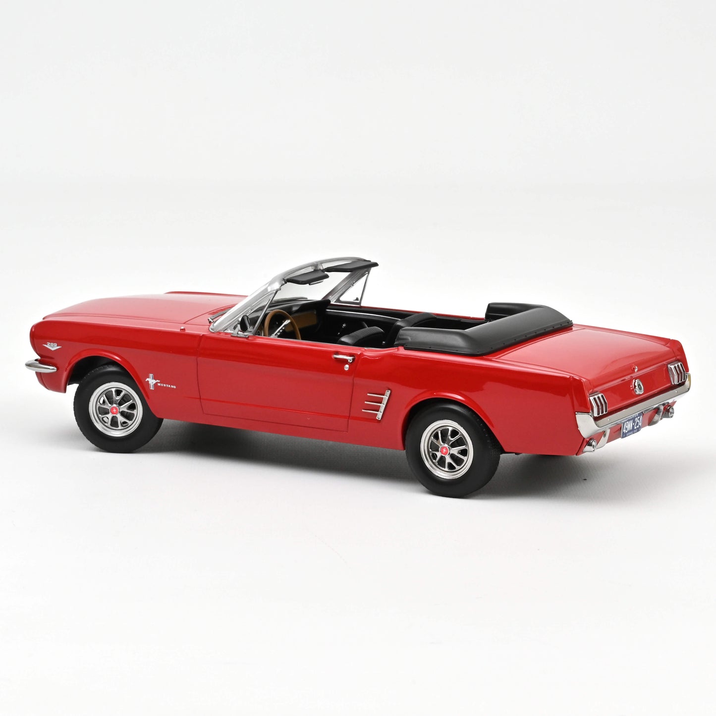 1:18 Ford Mustang Convertible, 1966, rød, Norev, 182810, lukket model