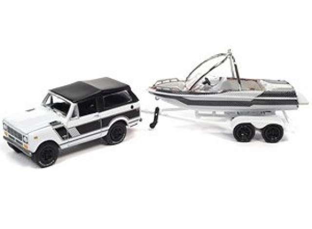 1:64 International Scout II med Malibu båd og trailer, hvid med sorte striber, Johnny Lightning