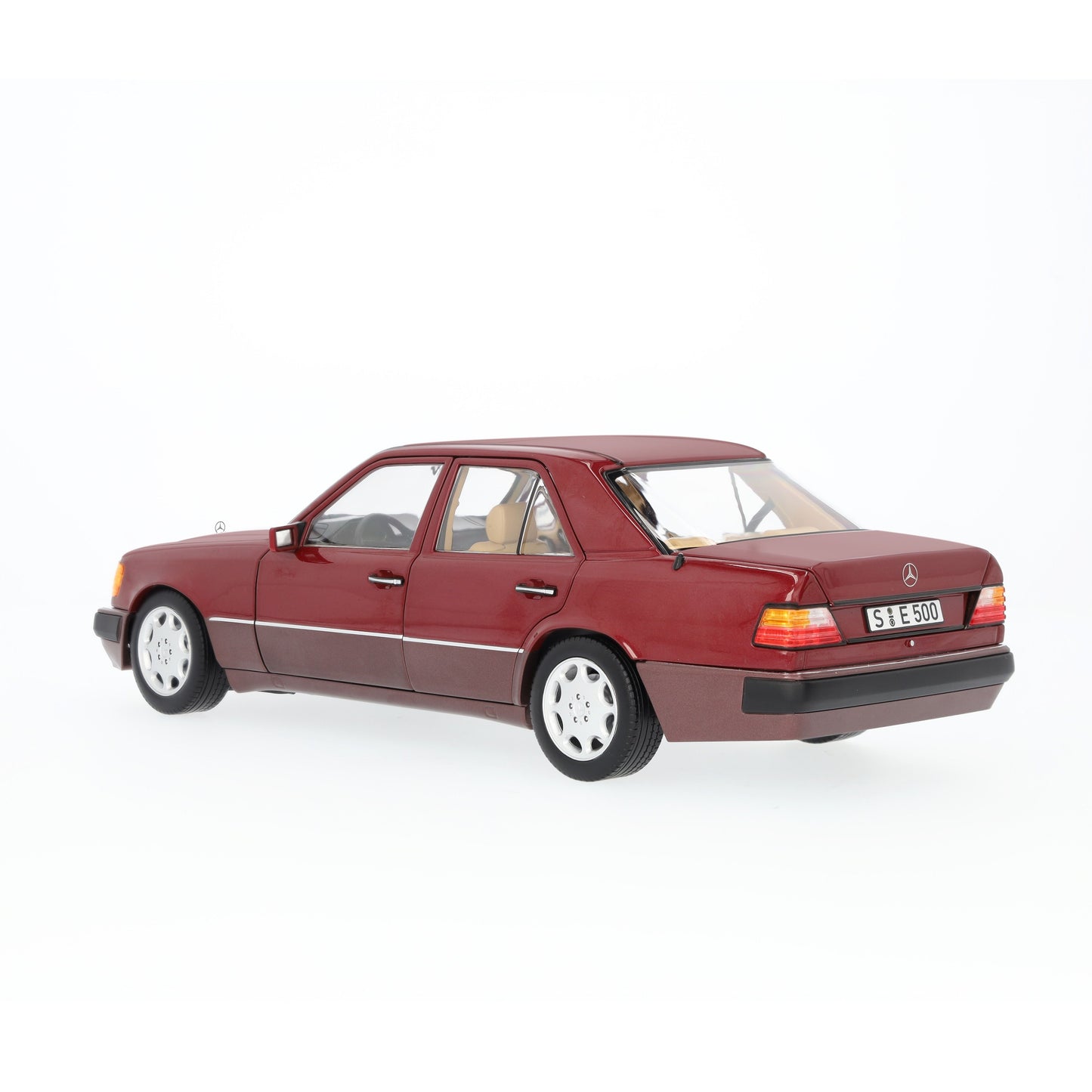 1:18 Mercedes-Benz E500 W124, 1991-1993, bordeauxrødmetallic, Org. MB æske, limited 2.000 stk., åben model
