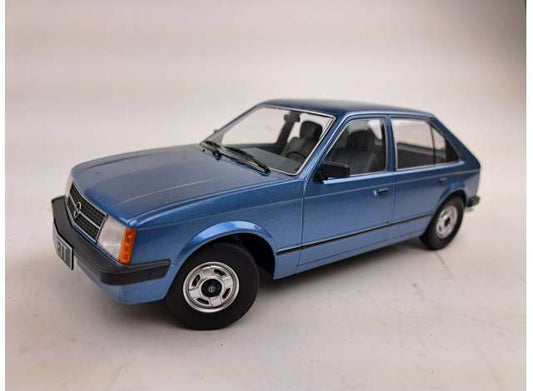 1:18 Opel Kadett D 5 dørs, 1984, blåmetallic, Triple9, lukket model