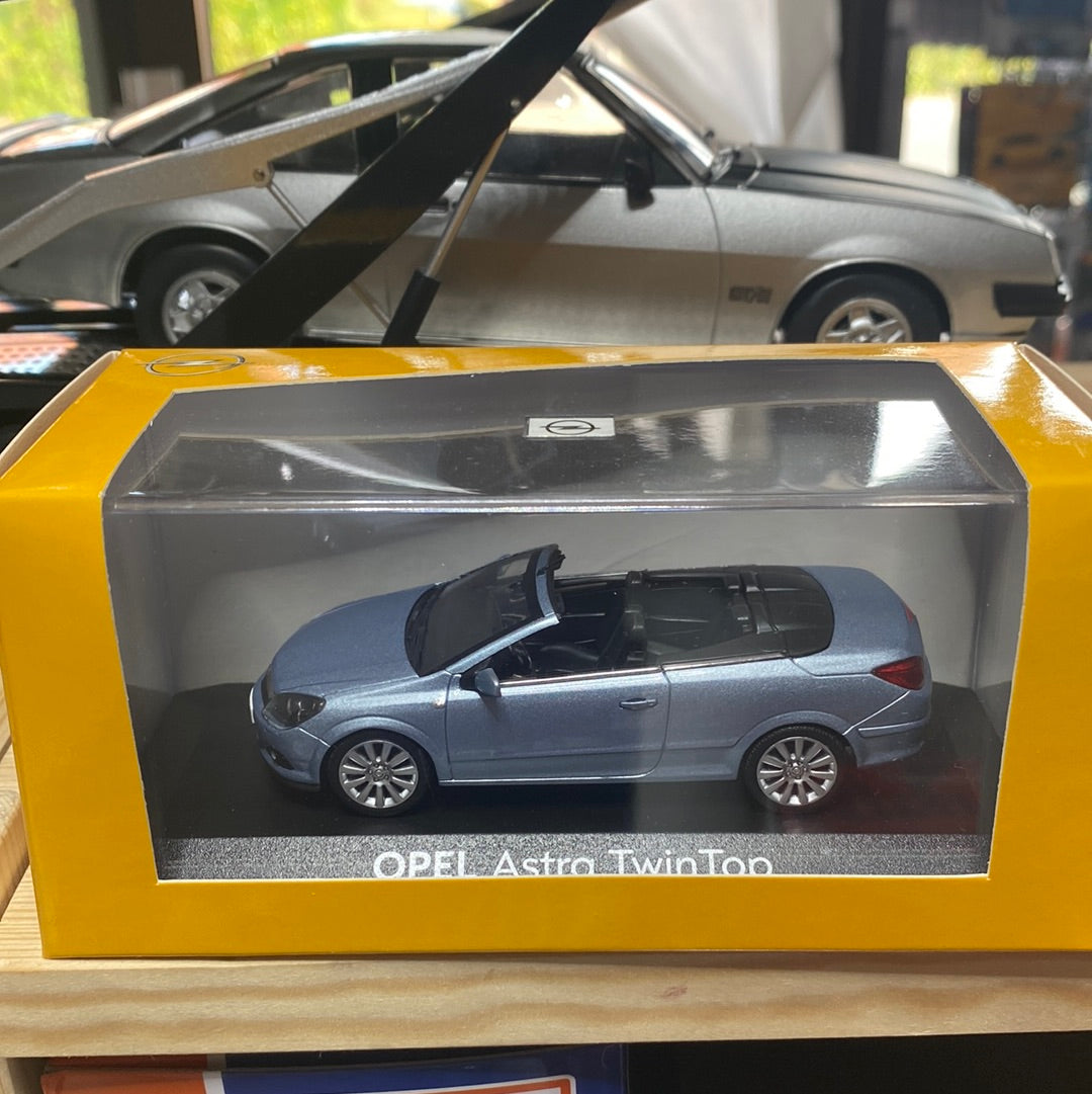 1:43 Opel Astra Twin Top, Iceblue, Org. Opel Edition, lukket model
