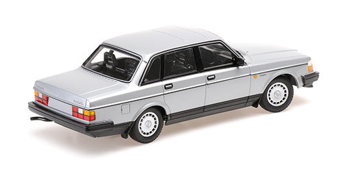 1:18 Volvo 240 GL, 1986, sølvmetallic, Minichamps 155171408, lukket model, limited 380 stk.