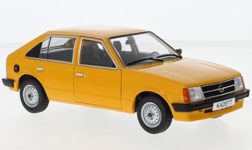 1:24 Opel Kadett D, orange, delvis åben model