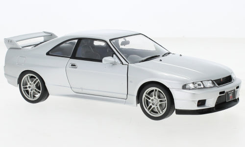 1:24 Nissan Skyline GT-R R33, sølvmetallic, RHD, WhiteBox
