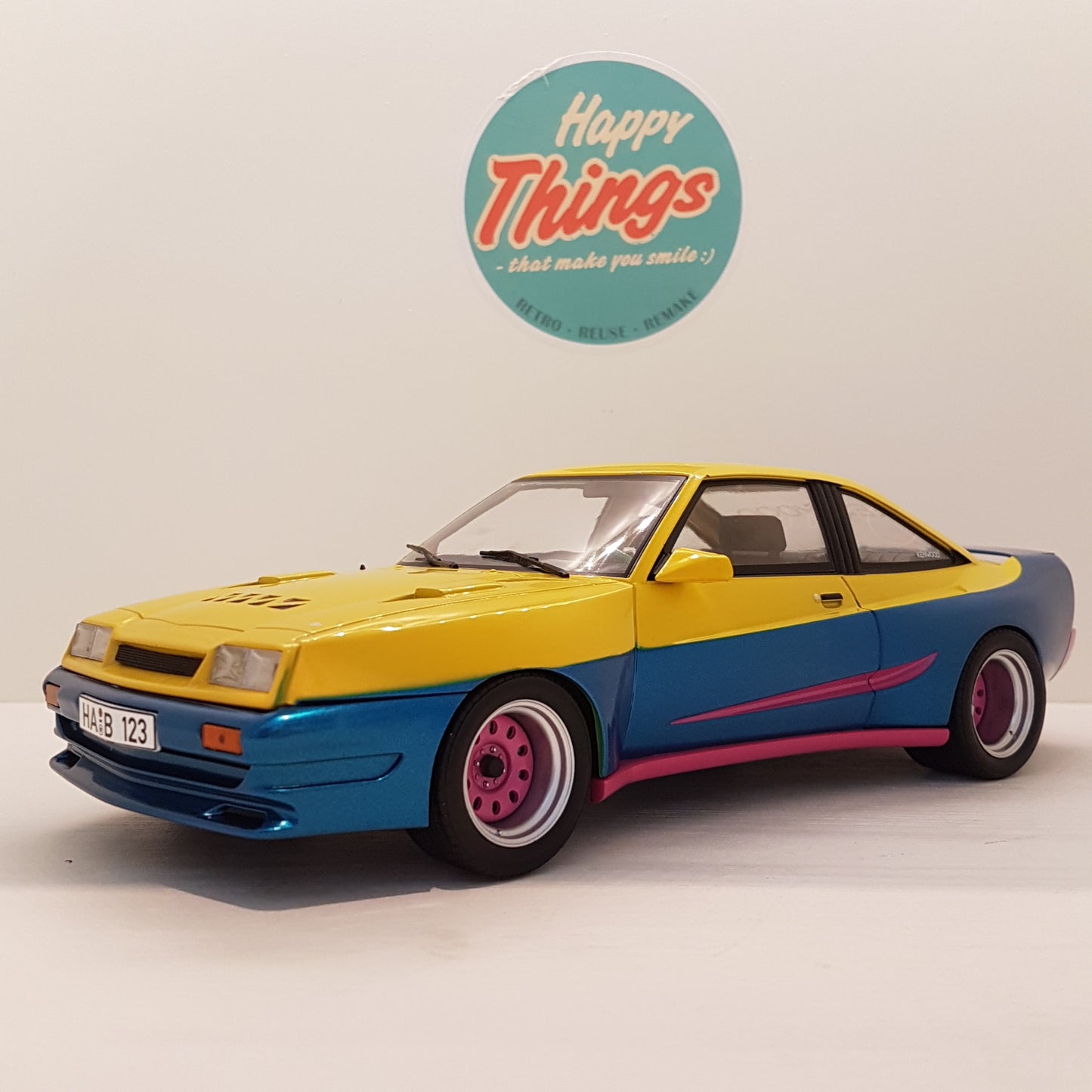 1:18 Opel Manta B Mattig, MCG, 1991, gul/blå, lukket model