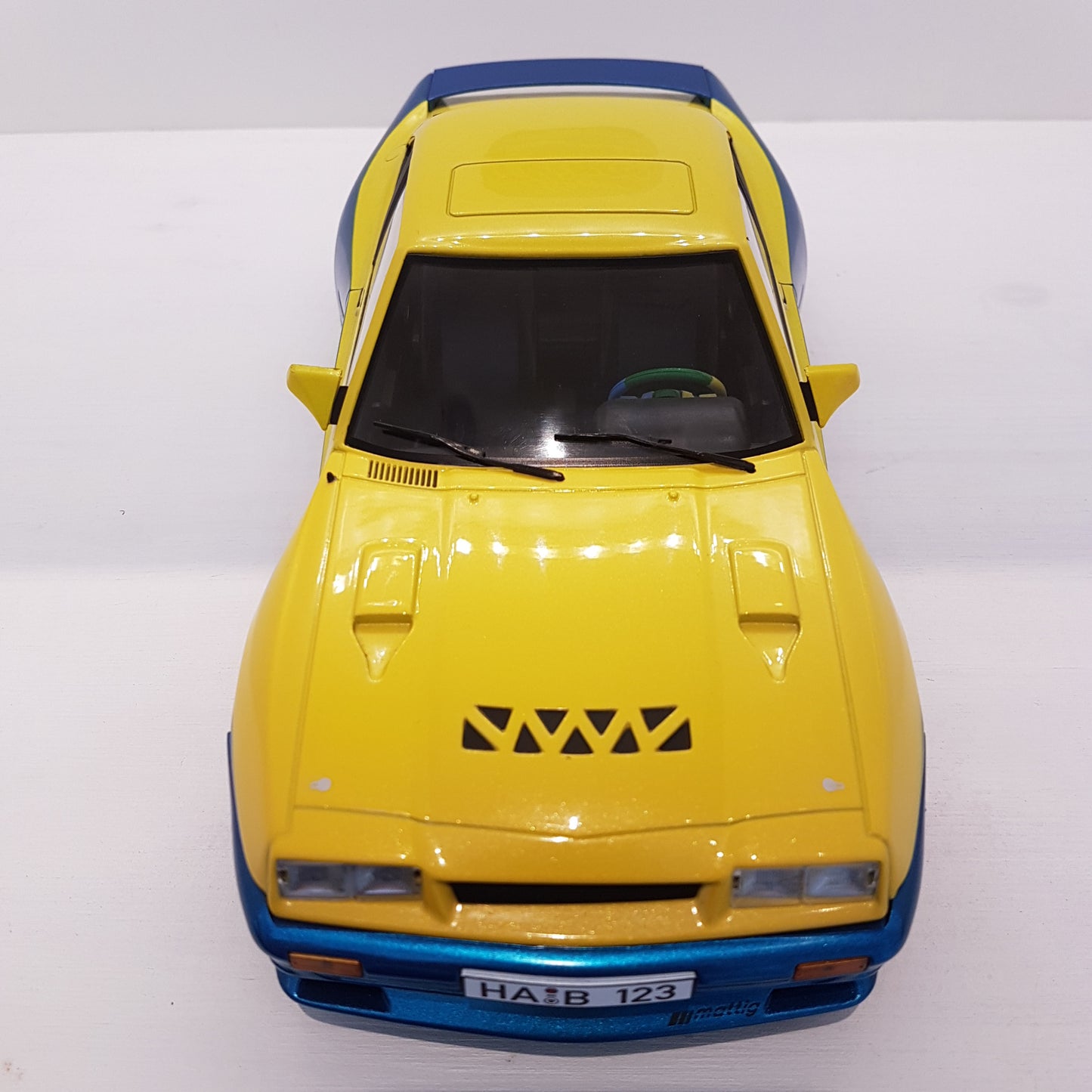 1:18 Opel Manta B Mattig, MCG, 1991, gul/blå, lukket model