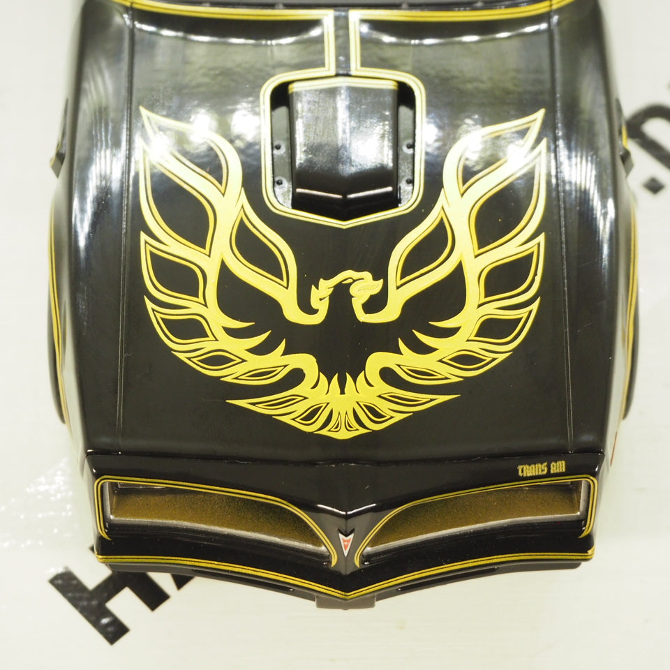 1:18 Pontiac Firebird Trans Am, 1977, Starlite Black med Golden Eagle på hjelmen, Greenlight 19098, delvis åben model (kan åbne dørene), limited