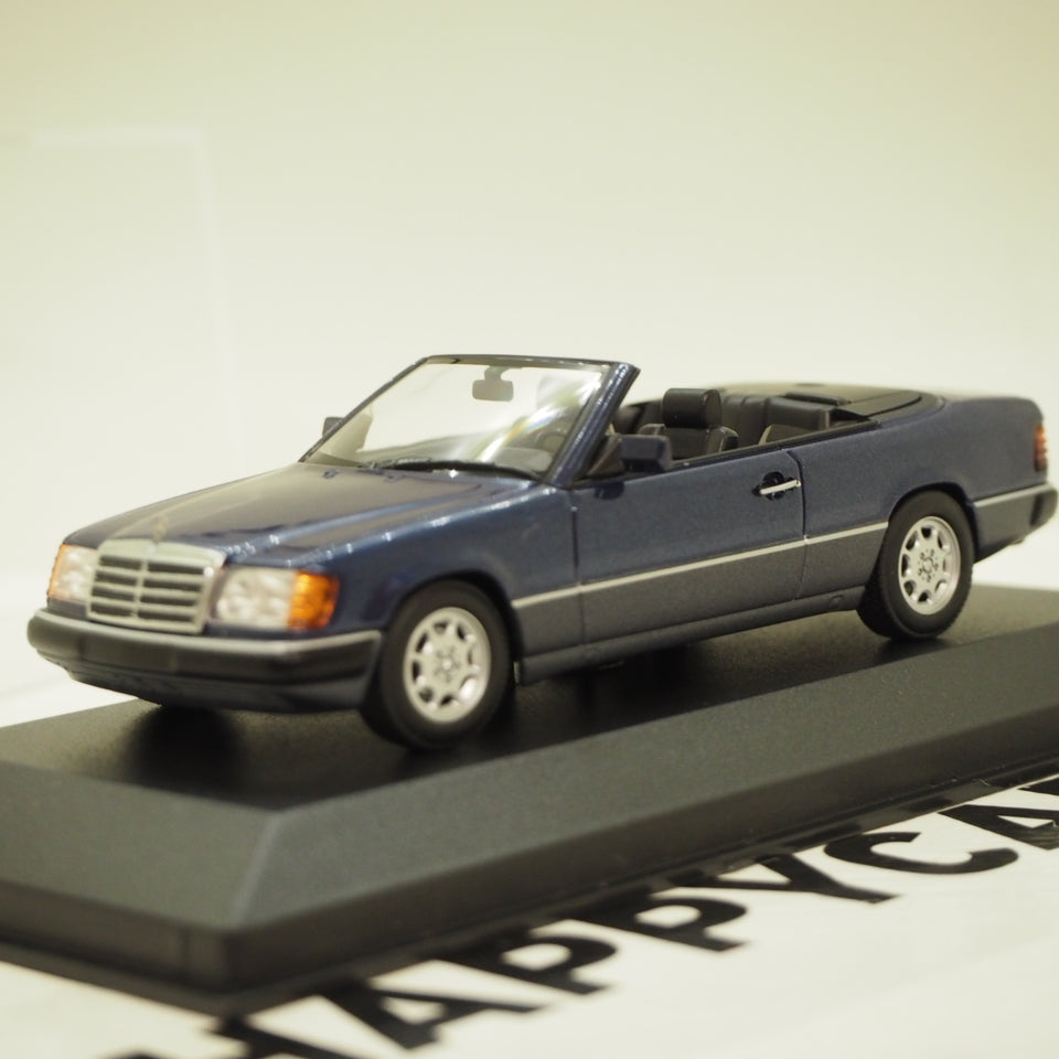 1:43 Mercedes-Benz 300CE 24V cabriolet, W124, 1991, blåmetallic, Maxichamps