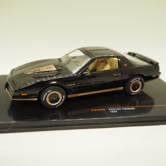 1:43 Pontiac Firebird Trans Am, 1982, sort/guld, Ixo Models, med display, lukket model