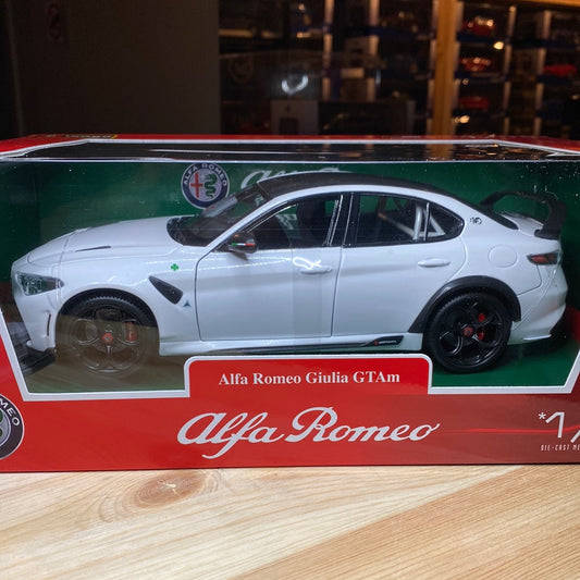 1:18 Alfa Romeo Giulia GTAm, 2020, Hvidmetal (Bianco Trofeo), Bburago BU01448, delvis åben model