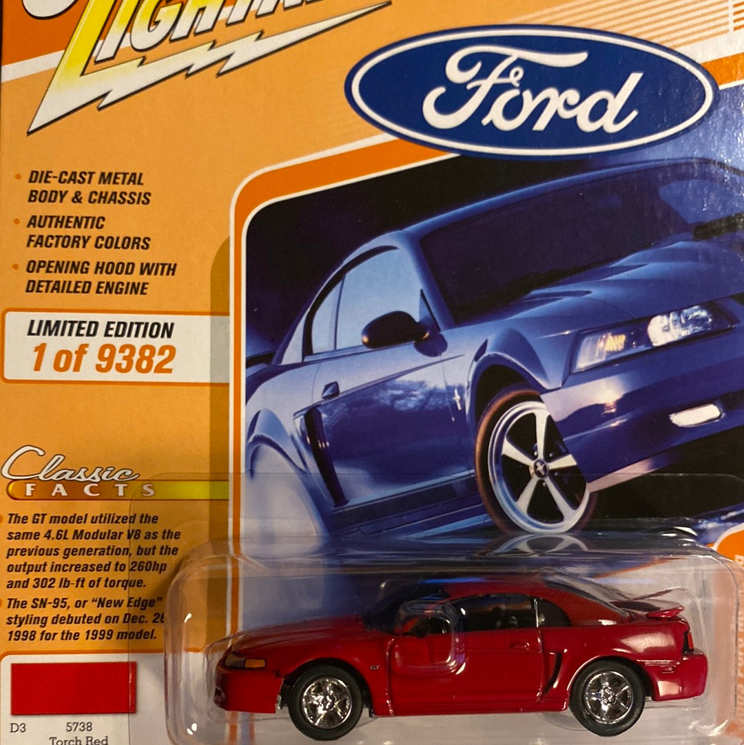 1:64 Ford Mustang, 2003, Johnny Lightning Classic Gold