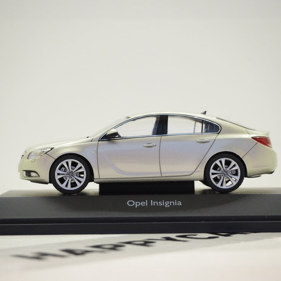 1:43 Opel Insignia A, 2013, sølv, Schuco 4670, lukket model
