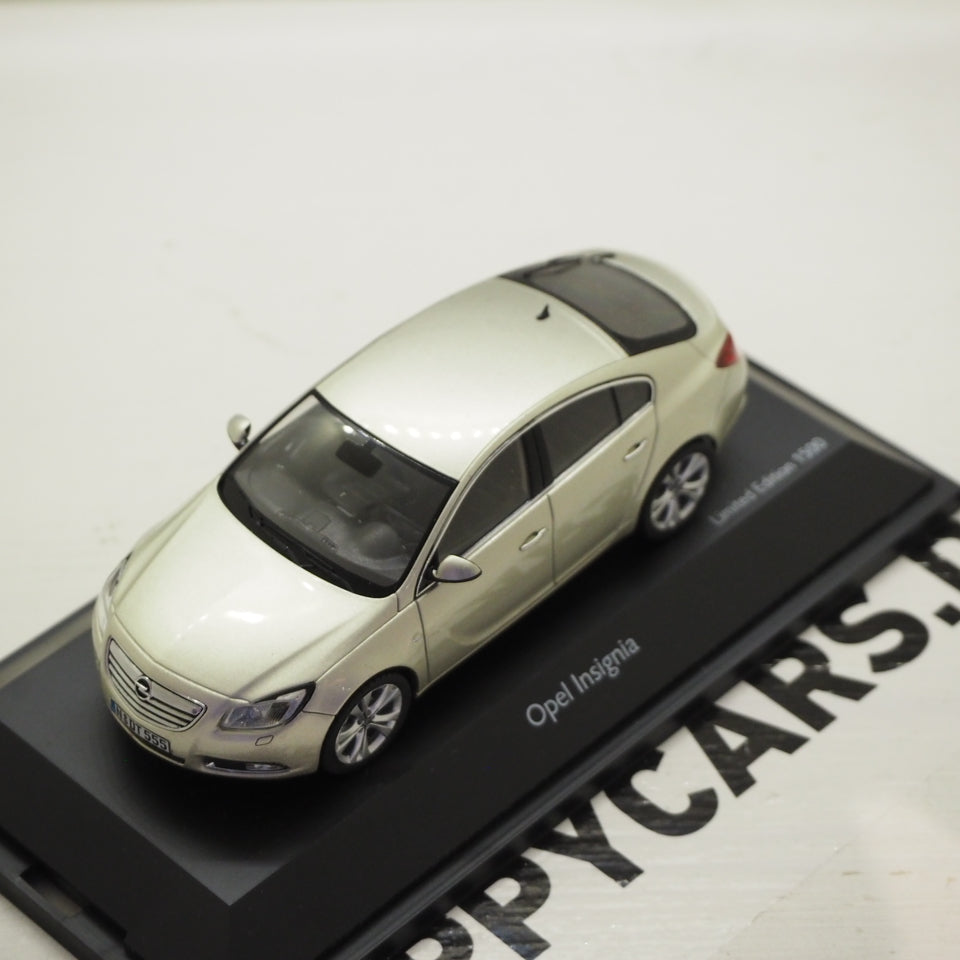 1:43 Opel Insignia A, 2013, sølv, Schuco 4670, lukket model